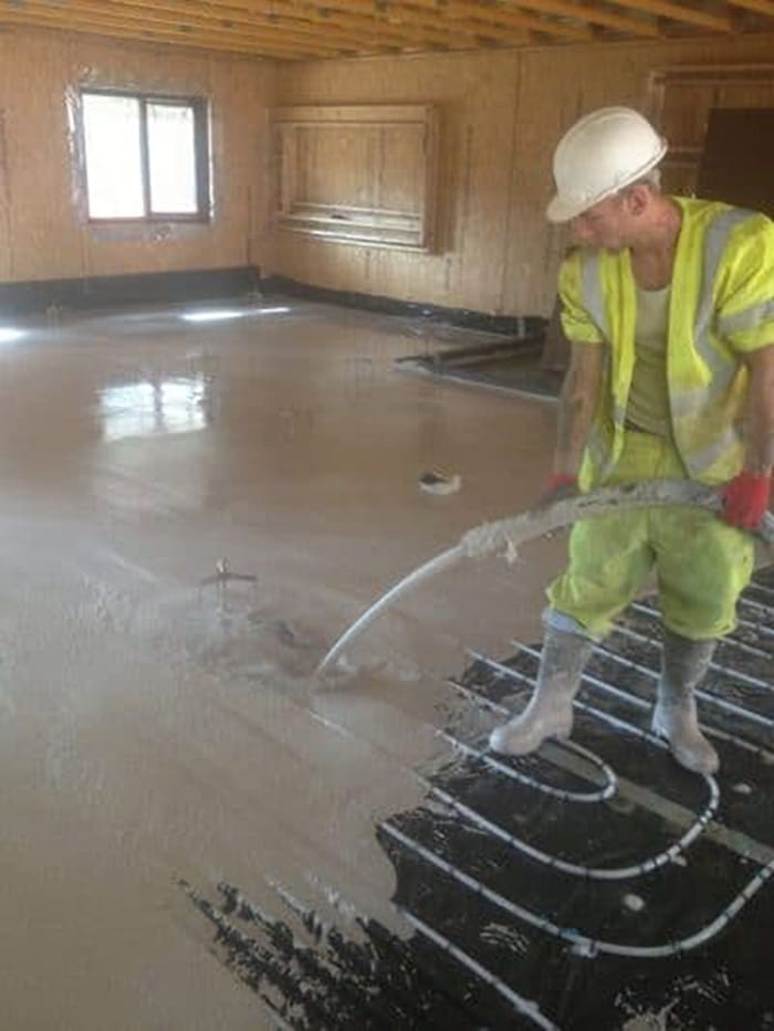solo gentleman - pouring liquid screed over the underfloor heating system