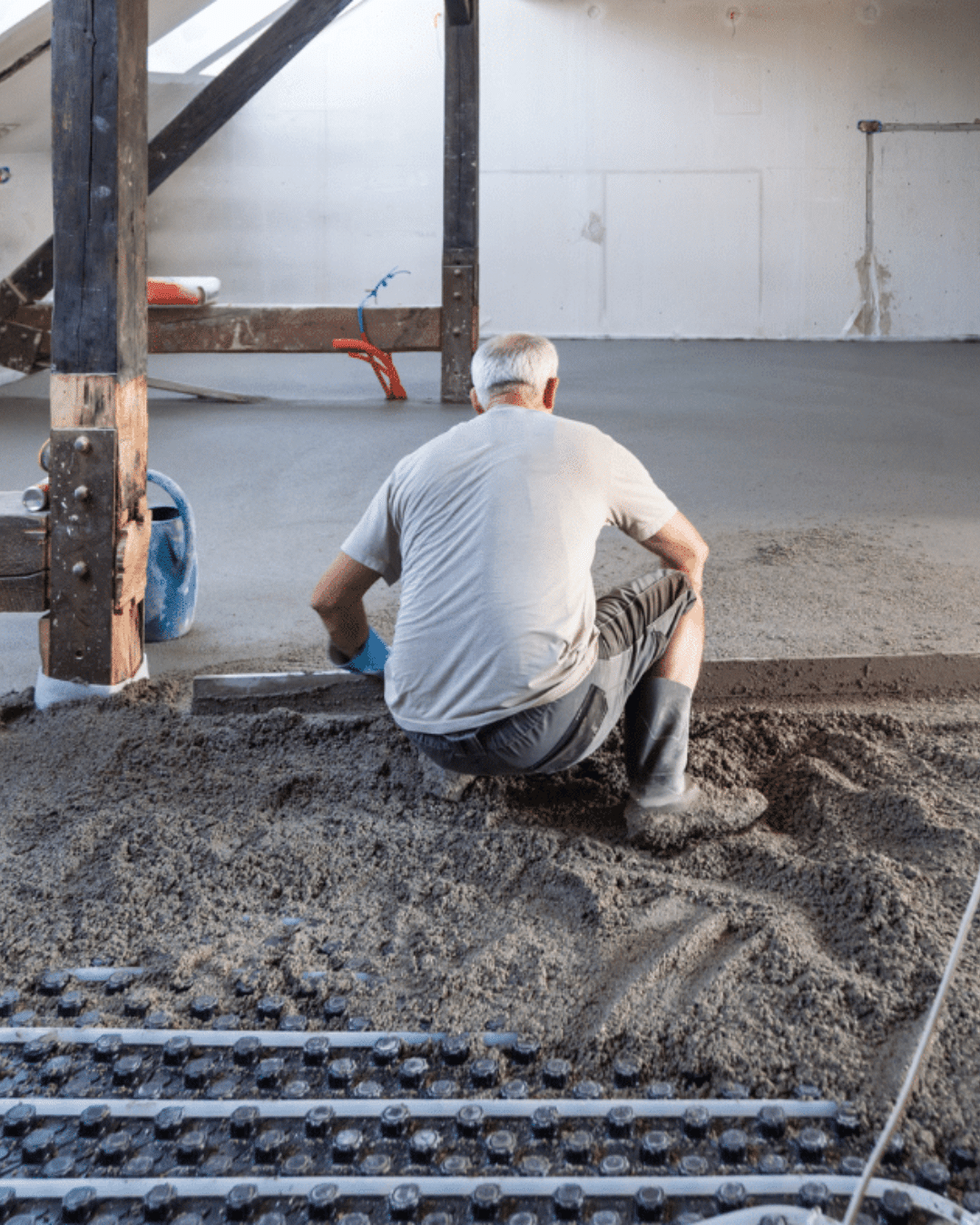 A GM Floor Screeds contractor installing sand and cement screeds in a domestic property